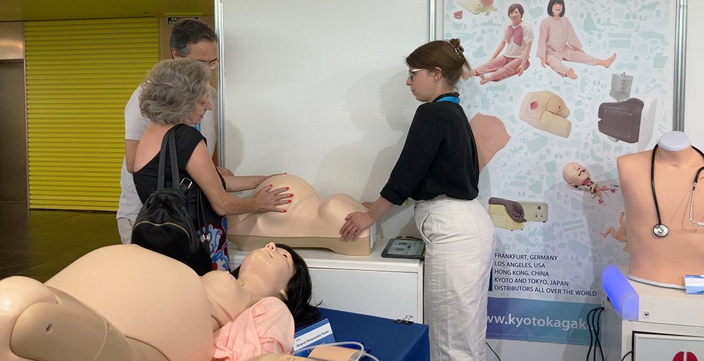attendees trying palpation